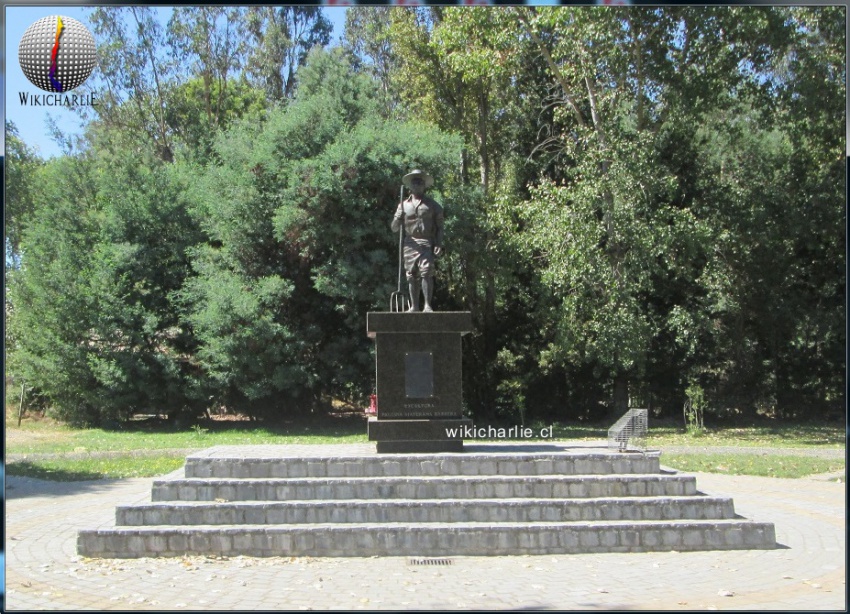 Monumento a "El Campesino" en Pelarco, ubicado en el camino principal a la entrada del pueblo. Su Inscripción dice: "Municipalidad de Pelarco. EL CAMPESINO Fiel representante de la comuna de Pelarco, saluda a Chile en su 200 aniversario. Pelarco 2010"./Autora de la escultura: Paulina Maturana Barrera.