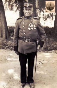 Juan de la Rosa Oliveros Ávila, (☆ Yerbas Buenas, 7 de octubre de 1859 - † Yerbas Buenas, abril de 1951. Fue un soldado chileno que participo en la Guerra contra peru y bolivia regreso de la guerra con el grado de subteniente. Hoy, un héroe de Yerbas Buenas, veterano del 79´.