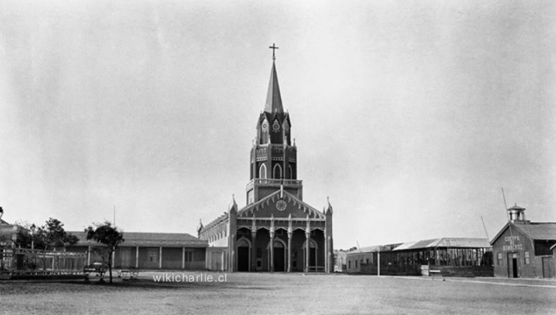 Fotografía de la Catedral de Caldera. Al costado derecho podemos apreciar el galpón del Cuerpo de Bomberos. Año de 1913.